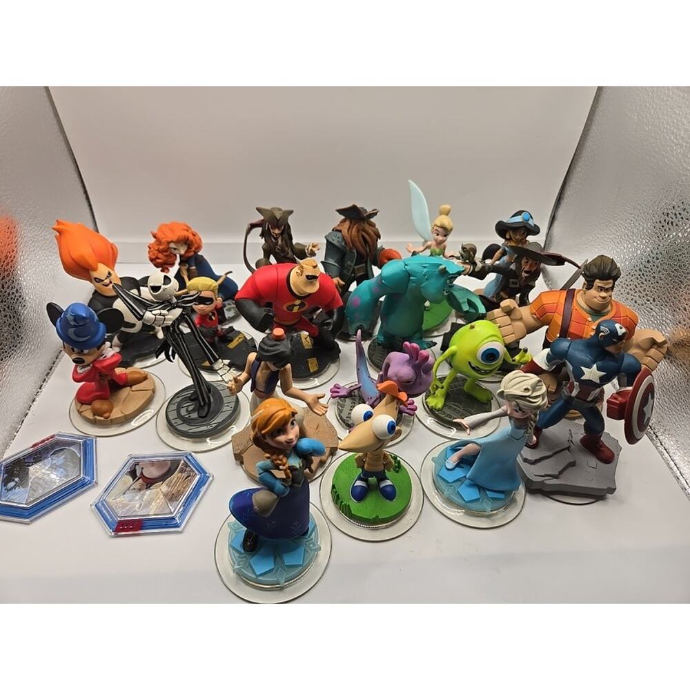 DISNEY INFINITY LOT OF 21 FIGURES USED Plus Discs